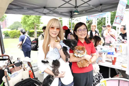 ▲JINS Taiwan總經理邱明琪與台北市副市長林奕華參觀領養攤位，林奕華現場感謝主辦單位推廣動物平權理念。（圖／JINS Taiwan提供）