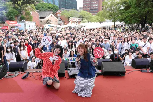 ▲JINS滾草皮音樂會邀請多位知名歌手接力演出，人氣歌手莊鵑瑛小球吸引歌迷聚集華山大草原。 （圖／JINS Taiwan提供）