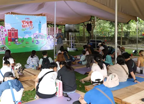 ▲JINS滾草皮音樂會規劃多場寵物互動課程，包括犬類行為學、寵物瑜珈、寵物按摩等，吸引民眾帶寵物到場參加。（圖／JINS Taiwan提供）