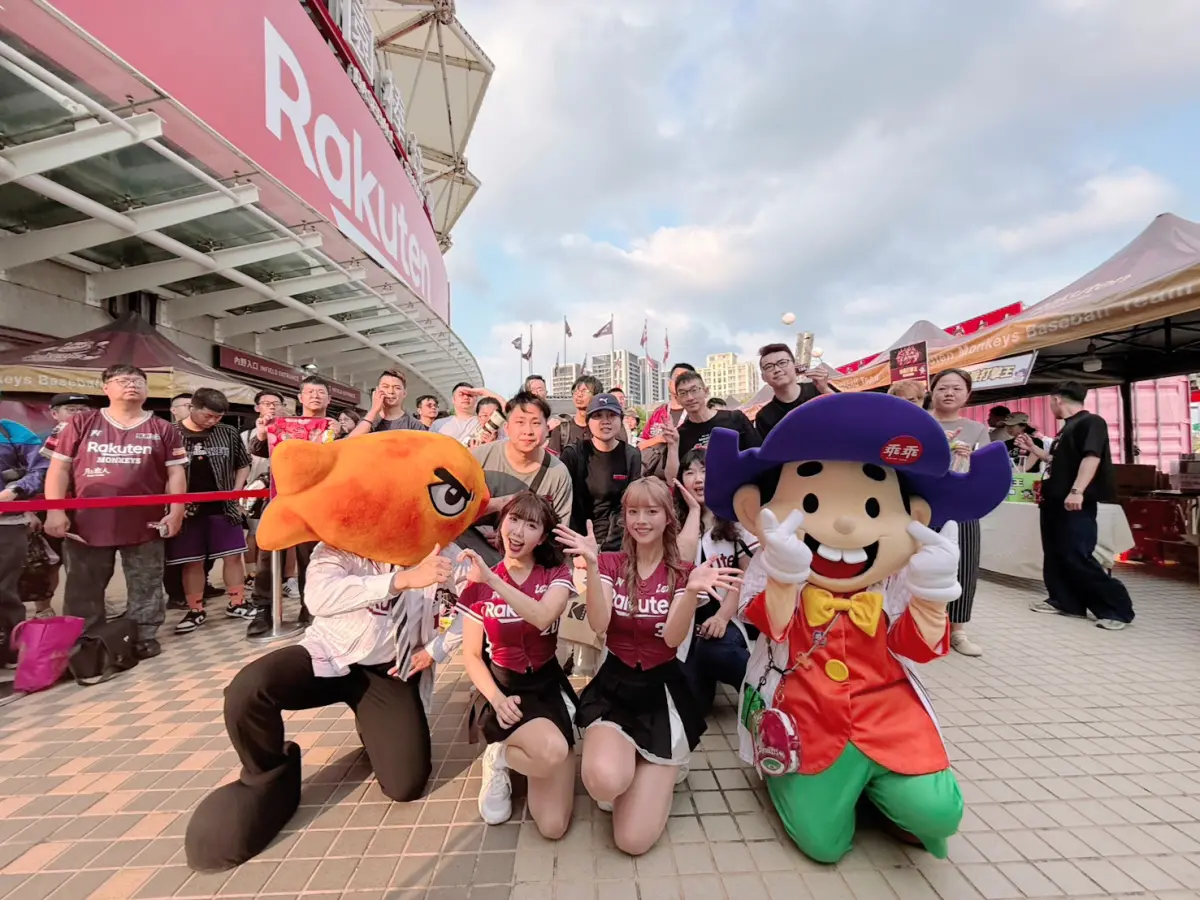 ▲乖乖現身球場外與球迷、啦啦隊同框嗨翻！香魚君經典角色驚喜加入，還沒進場就先感受滿滿應援氛圍。（圖／品牌提供）