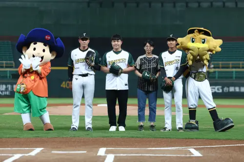 ▲乖乖帶著幸運粉絲在台鋼主場上，和選手賴智垣（左一）、林家鋐（右一）攜手完成開球儀式。（圖／品牌提供）