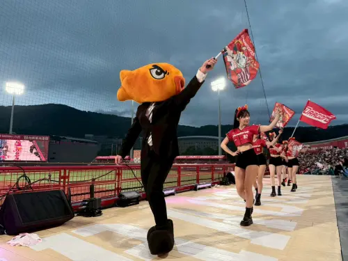 ▲香魚君驚喜登場，攜手李多慧熱力應援，活潑互動帶動現場氣氛，成為球場矚目焦點。 （圖／品牌提供）