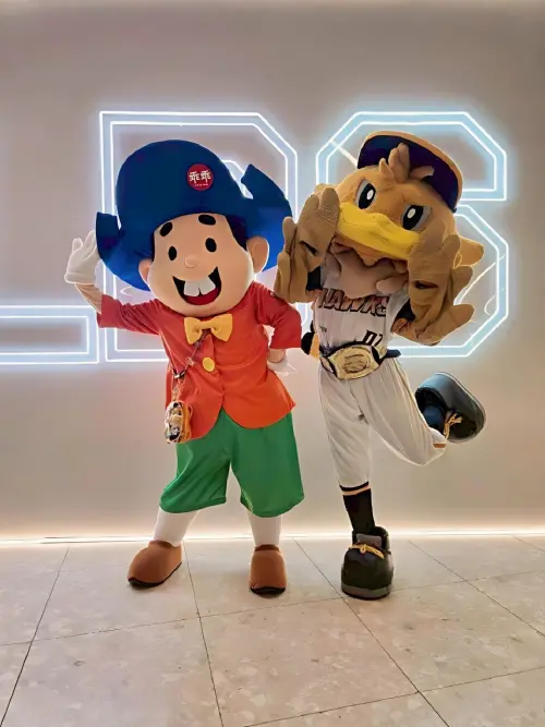 ▲乖乖角色與台鋼雄鷹吉祥物雙IP合體賣萌，球場瞬間變身大型見面會。（圖／品牌提供）