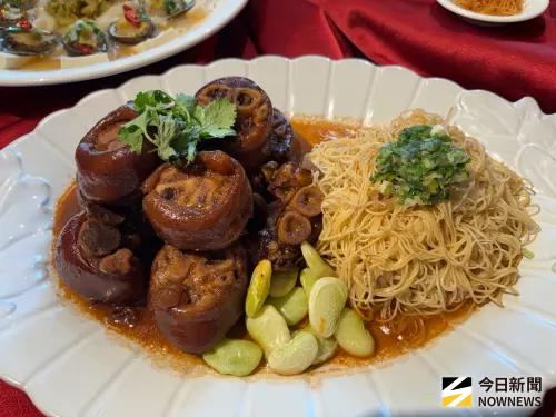 ▲范頭家的招牌豬腳麵線，為母親添福添壽吃得滿意。（圖／記者金武鳳攝，2026.4.20)