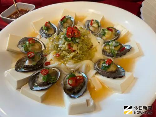 ▲這道上湯酸菜淋鮑魚是以熬製8小時的上湯烹調，鮮味爆裂，（圖／記者金武鳳攝，2026.4.20)