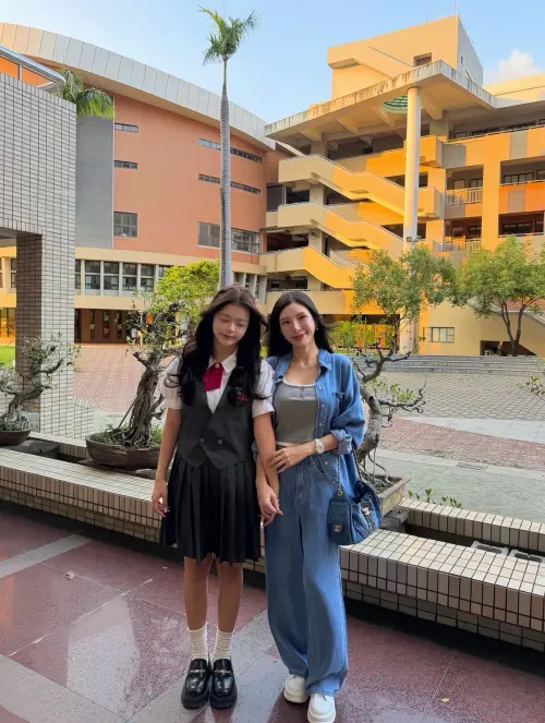 ▲▼蘇心甯（上圖、下圖右）保養得宜，看不出來已經年屆不惑，她與女兒站在一起時宛如姊妹檔。（圖／La la 蘇心甯臉書）