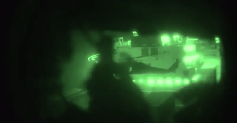 ▲美國海軍陸戰隊空降並扣押伊朗商船。（圖／翻攝自Ｘ）