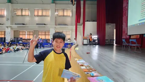 ▲ 學生有獎徵答搶答成功獲得獎品，開心留影。（圖／高市警局少年隊提供）