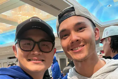 ▲蔣少宏經典賽期間幫忙費仔挑球棒，也讓球迷感受到兩人彼此的情誼與信任。（圖／取自蔣少宏社群）