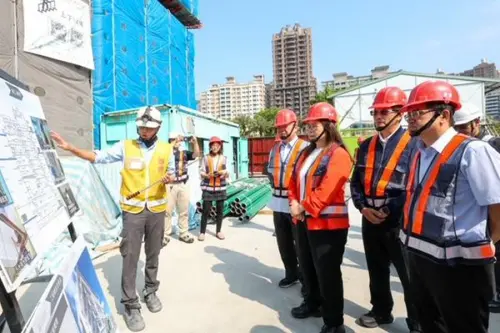 ▲海洋委員會主任委員管碧玲(右3)視導合署辦公廳舍工程進度，並聽取簡報。(圖／海洋委員會提供)