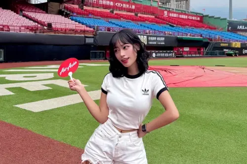 味全龍主題日超正空姐爆紅！IG粉絲破40萬　網驚：以為是新啦啦隊