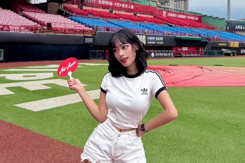 味全龍主題日超正空姐爆紅！IG粉絲破40萬　網驚：以為是新啦啦隊