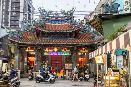 ▲新莊廟街擁有超過300多年的歷史，以百年古廟密集如慈祐宮、武聖廟、廣福宮等聞名，散發出老街獨有氣味。（圖／新北市觀光旅遊網）