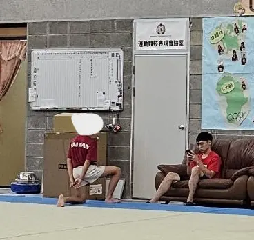 ▲學生被迫罰跪。（圖／人本基金會提供）