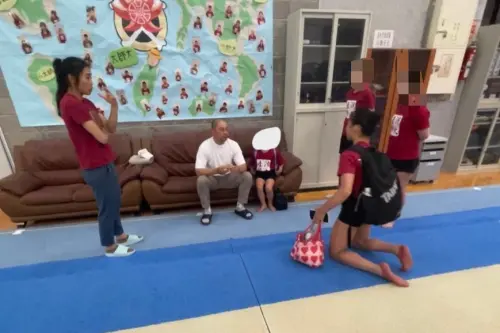 ▲學生被迫罰跪。（圖／人本教育基金會提供）