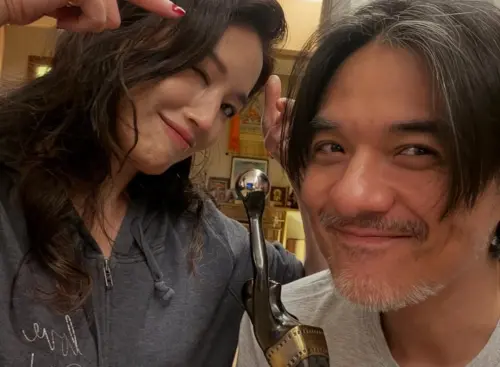 ▲馮德倫與舒淇合照，舒淇看起來依然年輕有魅力，馮德倫卻明顯有許多白髮、以及滿臉白鬍渣，被網友說看起來顯老。（圖／舒淇IG@sqwhat）