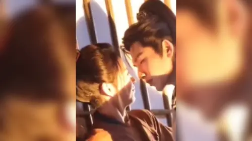 張凌赫拍摳窗吻手部特寫也想親！狂湊近田曦薇　粉：他真的很暈　