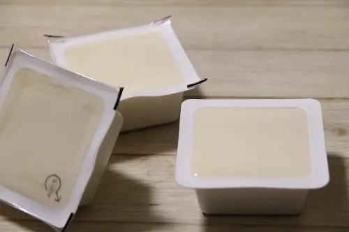 ▲一般市售豆腐包裝內都會含有水分，可避免豆腐碰撞、與細菌接觸。（圖／取自photoAC）