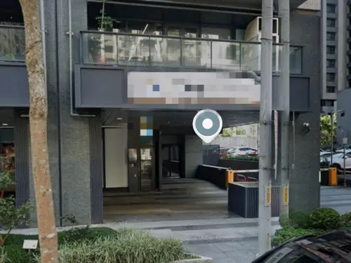 林口4.7星餐廳深夜出事！3惡煞「猛砸大門玻璃」逃了　現場慘況曝