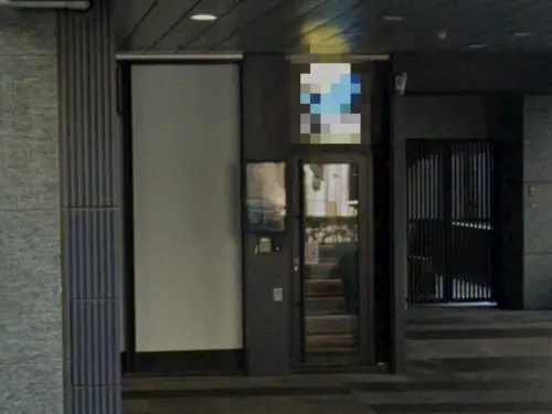 林口4.7星餐廳深夜出事！3惡煞「猛砸大門玻璃」逃了　現場慘況曝