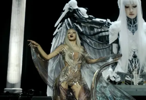 ▲LISA第4度登上科切拉舞台，前三次是以BLACKPINK和個人SOLO名義，今年則是和Anyma同台演出。（圖／IG@irisvanherpen）