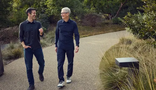 ▲提姆庫克(圖右)9月1日起轉任董事會執行主席，CEO位置交棒給現年50歲的硬體工程資深副總裁約翰·特納斯(圖左)。（圖／翻攝蘋果官網）