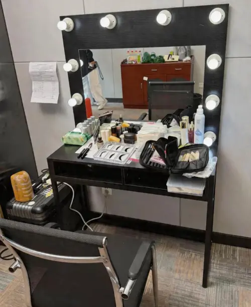 ▲何潤東扮演項羽的霸氣眉毛貼，成為一大話題。（圖／翻攝自微博）