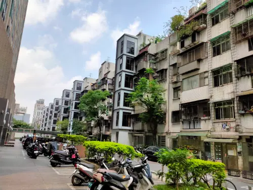 1樓真善良！台北老公寓刷一排「外掛電梯」　內行揭30萬換3000萬