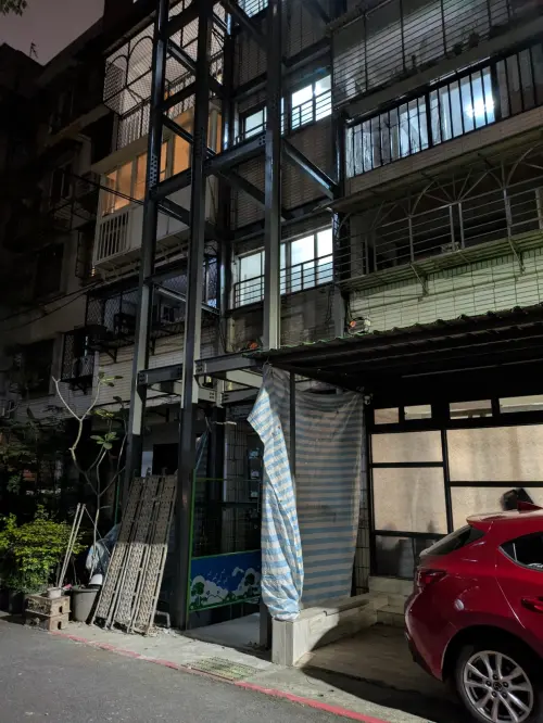 ▲老宅回春中！信義區「富台國宅」多處電梯施工。根據樂居數據，該區均價已站上 8 字頭，投入 30 萬工程款即可讓 36 年老宅身價翻倍。（圖／翻攝自 Threads）