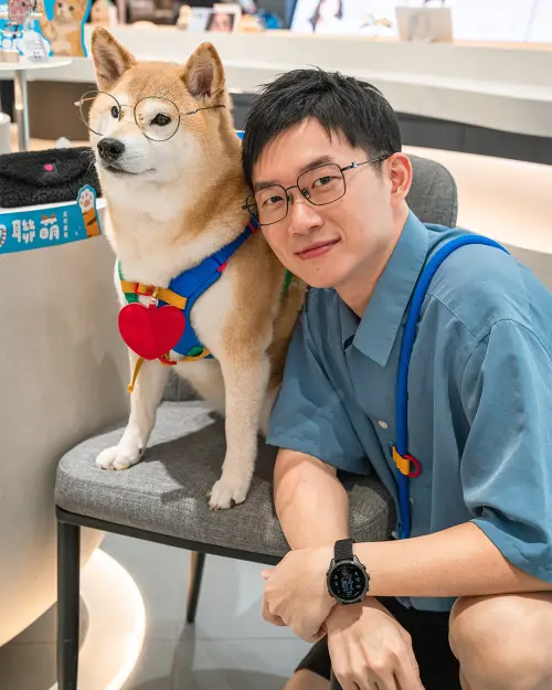 ▲視網膜（右）人在日本感受到強震，嚇傻發文喊：「發海嘯警報了，在日旅客注意安全！」（圖／翻攝自視網膜臉書）