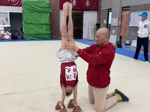 ▲翁士航指導選手，他被指控與助理教練要求小選手長時間倒立。（圖／翁士航提供）