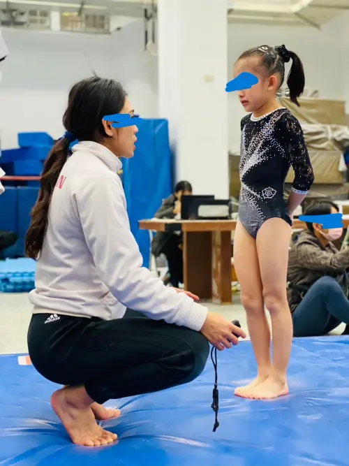 ▲台師大教練指導小選手，要求相當嚴格。（圖／翁士航提供）