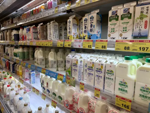 ▲全聯乳製品專區品牌琳瑯滿目，是許多家庭補貨的一級戰區，近日因應特定品牌獲獎傳出超殺折扣，引發社群高度關注與尋寶熱潮。（圖／記者徐銘穗攝）