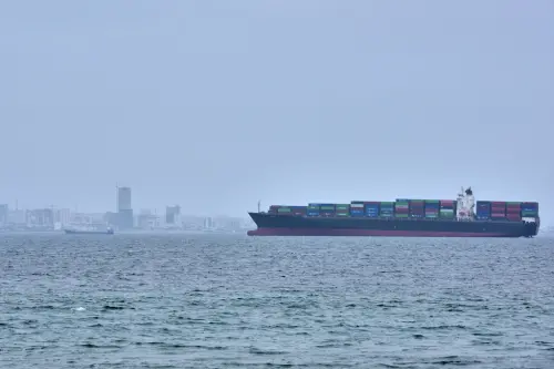 ▲目前美伊雙方距離真正重啟荷姆茲海峽仍有相當距離。示意圖，一艘貨輪出現在荷姆茲海峽附近。（圖／美聯社／達志影像）