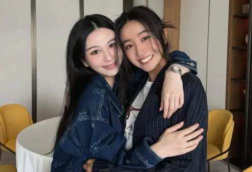 ▲沈月（左）曬出抱著木村光希（右）的照片，兩人看起來感情非常好。（圖／沈月IG@yuetyuetxx）