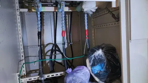 ▲台南一名街友把高壓電箱當儲藏室，疑似因翻物時不慎觸電導致背部灼傷，又害國小無辜遭殃停電。（圖／民眾提供）