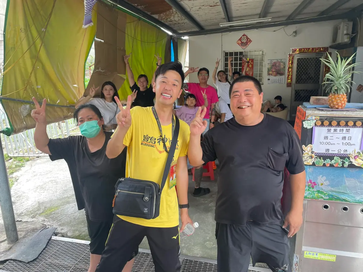 ▲藝人香蕉（中）連續多年參與白沙屯媽祖進香，今年他更發揮愛心做公益，只要與他合照就捐出50元，吸引百名粉絲搶拍。（圖／香蕉王俊傑 臉書）