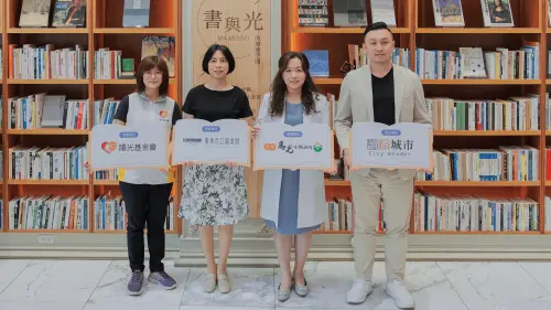 ▲由左至右為陽光社會福利基金會南區中心督導陳宣瑋、臺南市立圖書館館長楊馥菱、崇學馬光中醫診所院長黃千瑞、大中圖書事業董事長劉彥甫。（圖／馬光中醫提供）