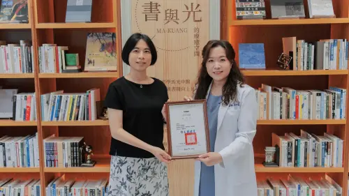 ▲台南市立圖書館館長楊馥菱回贈感謝狀，肯定崇學馬光中醫支持閱讀推廣之貢獻。（圖／馬光中醫提供）