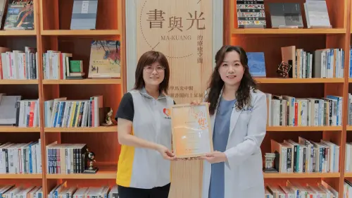 ▲陽光社會福利基金會南區中心督導陳宣瑋致贈感謝狀，感謝馬光投入資源守護燒傷顏損者。（圖／馬光中醫提供）