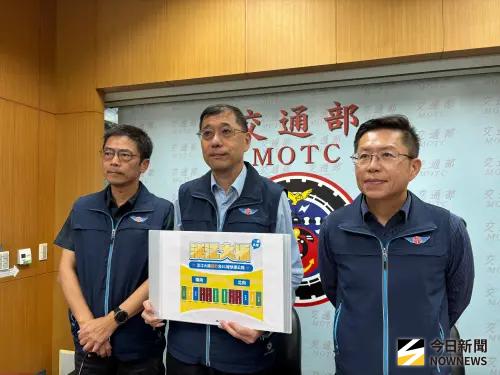 ▲公路局副總工程司姜宇峰（中）、工務組組長陳貴芳（右）、北區公路新建工程分局分局長陳永傑（左）。（圖／記者李青縈攝）