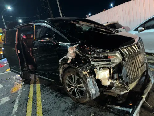 爽開「運兵車」載女友！20歲男毒駕狠撞前車　下秒90度側翻躺路邊