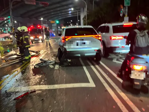 ▲44歲汪姓女子駕駛的小客車遭到波及，所幸並未有受傷情形。（圖／警方提供）