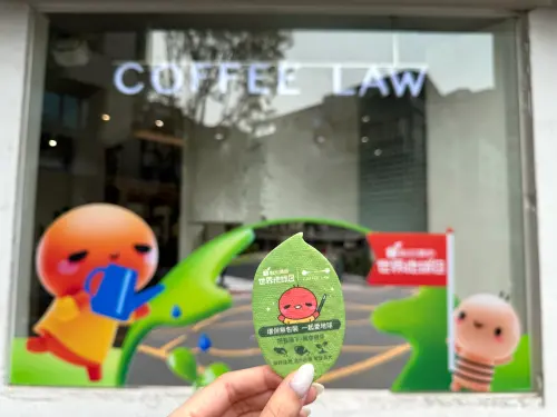 ▲響應世界地球日，蝦皮直營攜手 COFFEE LAW 送蝦皮種子紙，邀請用戶一同種下植栽，從日常小行動開始支持永續。（圖／蝦皮提供）