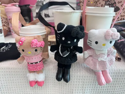 ▲限量絨毛造型飲料杯套，共有3款，每個只要399元。（圖／記者鍾怡婷攝）