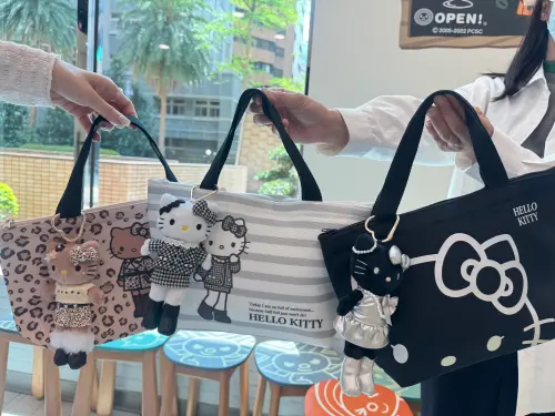 ▲限量午餐袋+15cm絨毛吊飾，每款售價599元。（圖／記者鍾怡婷攝）