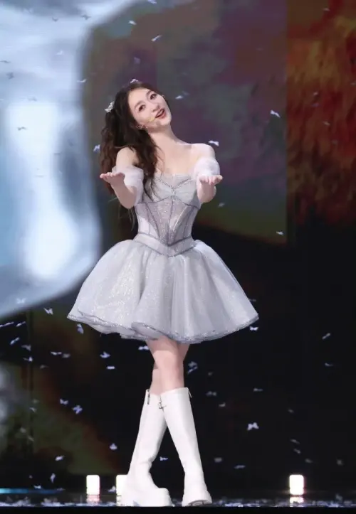 ▲李小冉（如圖）現年50歲，參加《浪姐7》，第一次公演時主辦單位僅給24小時備賽，讓她大感吃不消，真的記不住歌詞。（圖／翻攝自微博）