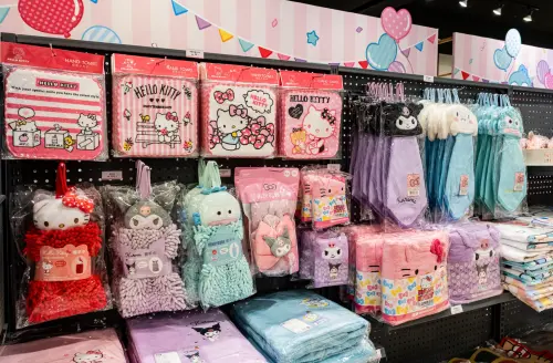 ▲現場推出近40款全新周邊，鑰匙圈、服飾、DIY組合小吊飾通通有。（圖／官方提供）