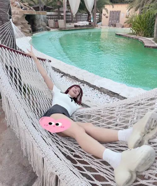 ▲熊霓在飯店取景的照片疑似春光外洩，她以愛心貼圖遮住走光部位。（圖／熊霓臉書）