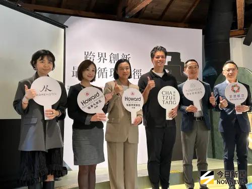 ▲回收最後一哩路！茶籽堂創辦人趙文豪（右三）宣布，啟動跨產業rPET循環鏈，首波5大旅宿串連響。（圖／記者顏真真攝）